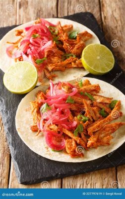  Cochinita Pibil: Eine Symphonie aus Schmorfleisch und Zitrusfrische!