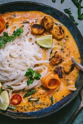  Khao Soi: Eine würzige Kokosmilchsuppe mit knusprigen Nudeln und zarten Hähnchenstücken – ein wahrer Geschmackserlebnis für die Sinne!