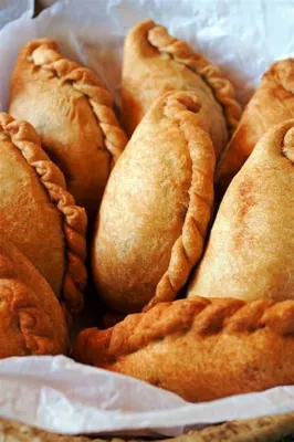  Empanadas de Cocina: Eine kulinarische Explosion mit knusprigem Teig und saftiger Füllung!